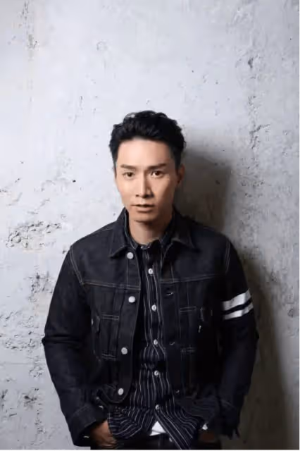 香港知名歌手，被譽為「翻版李克勤」，低調慶祝結婚7周年，老婆曾二度流產