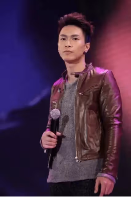 香港知名歌手，被譽為「翻版李克勤」，低調慶祝結婚7周年，老婆曾二度流產