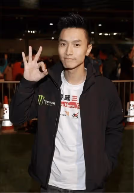 香港知名歌手，被譽為「翻版李克勤」，低調慶祝結婚7周年，老婆曾二度流產