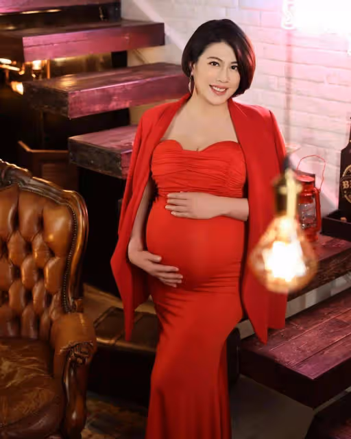 TVB前金牌綠葉被曝已結婚生女,父親是黃子華司機,母親曾極力反對