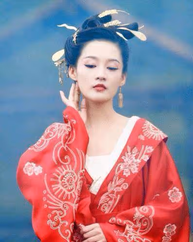 李沁最「膽大」的一次拍攝, 3cm上衣搶鏡, 拍完立馬包裹嚴實