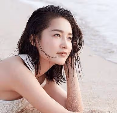 李沁最「膽大」的一次拍攝, 3cm上衣搶鏡, 拍完立馬包裹嚴實