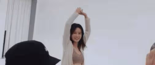 李沁最「膽大」的一次拍攝, 3cm上衣搶鏡, 拍完立馬包裹嚴實