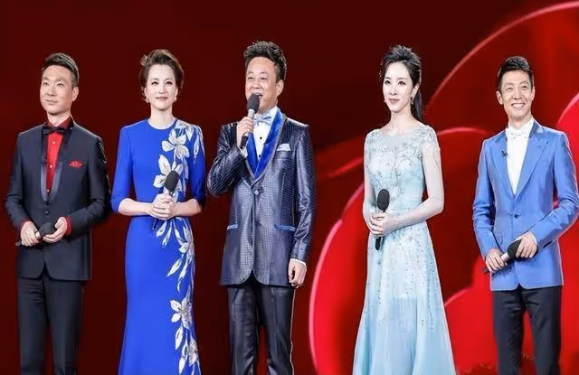 新上任的「央視一姐」,年僅29歲力壓董卿李紅,網友:美得像仙女