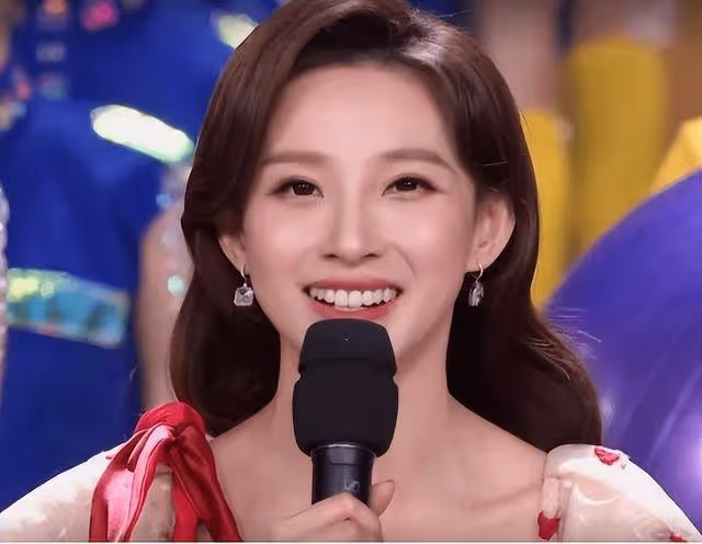 新上任的「央視一姐」,年僅29歲力壓董卿李紅,網友:美得像仙女