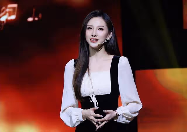 新上任的「央視一姐」,年僅29歲力壓董卿李紅,網友:美得像仙女