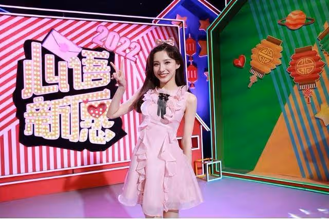 新上任的「央視一姐」,年僅29歲力壓董卿李紅,網友:美得像仙女