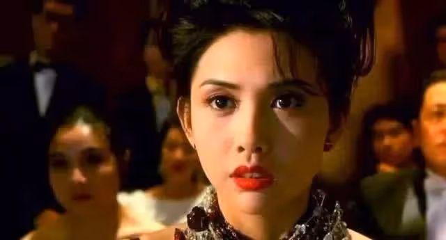 被王晶發掘時才讀大二,拍3部電影狂撈26億,今成「最美晶女郎」