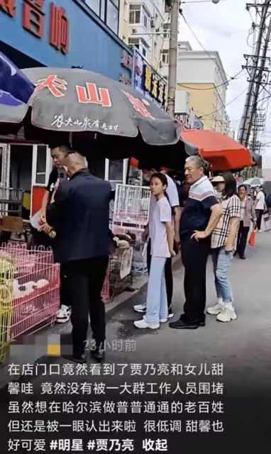 甜馨祖孫三代現身街頭,甜馨想買小狗,看到有人拍攝立馬離開