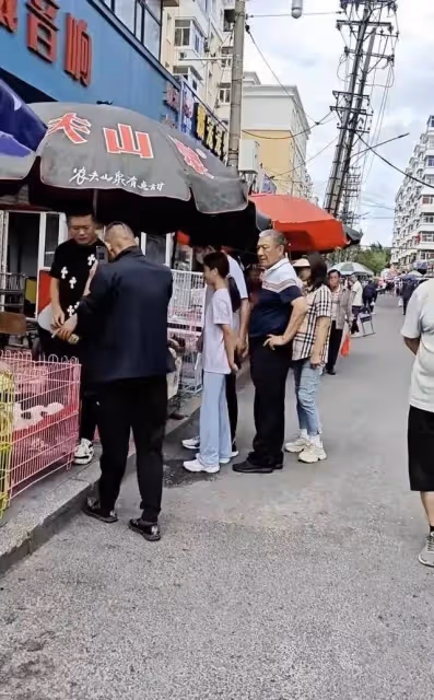 甜馨祖孫三代現身街頭,甜馨想買小狗,看到有人拍攝立馬離開