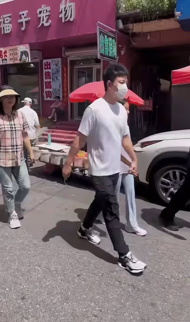 甜馨祖孫三代現身街頭,甜馨想買小狗,看到有人拍攝立馬離開
