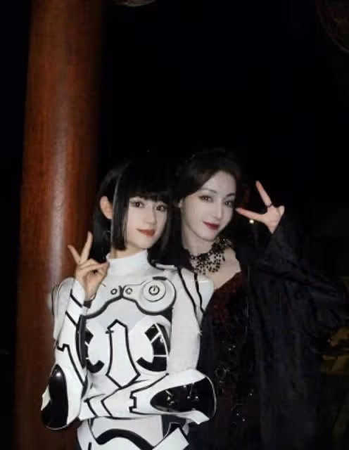 郭曉婷曬與迪麗熱巴合照!美女同框比剪刀手好養眼