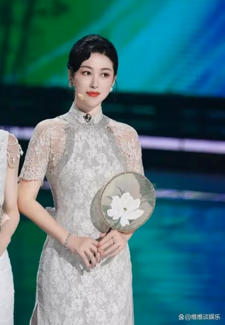 朱珠不愧是性感女神,再穿旗袍盡顯身段,瑜伽褲也能凸顯好身材