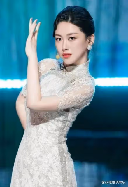 朱珠不愧是性感女神,再穿旗袍盡顯身段,瑜伽褲也能凸顯好身材