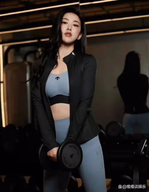 朱珠不愧是性感女神,再穿旗袍盡顯身段,瑜伽褲也能凸顯好身材