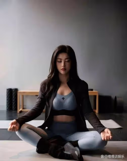 朱珠不愧是性感女神，再穿旗袍盡顯身段，瑜伽褲也能凸顯好身材