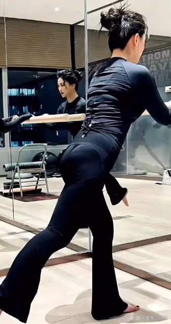 朱珠不愧是性感女神，再穿旗袍盡顯身段，瑜伽褲也能凸顯好身材