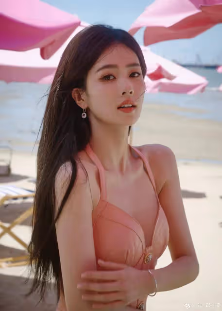 白鹿身穿粉色弔帶裙露出事業線!膚白貌美大長腿性感撩人
