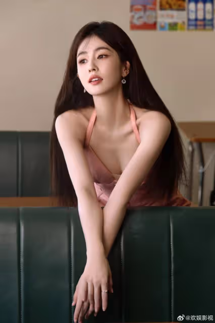 白鹿身穿粉色弔帶裙露出事業線!膚白貌美大長腿性感撩人