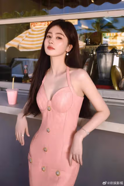 白鹿身穿粉色弔帶裙露出事業線!膚白貌美大長腿性感撩人