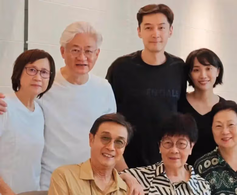 胡歌終於和老婆同框啦,粉絲:妻子不是大美女,但和胡歌有夫妻相