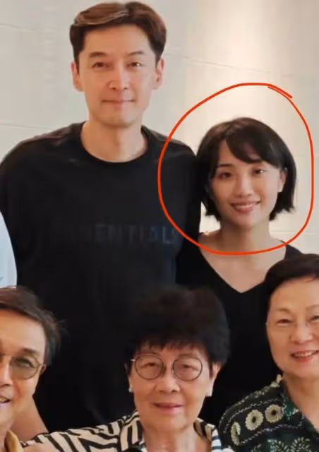 胡歌終於和老婆同框啦,粉絲:妻子不是大美女,但和胡歌有夫妻相