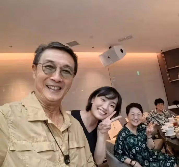 胡歌終於和老婆同框啦,粉絲:妻子不是大美女,但和胡歌有夫妻相