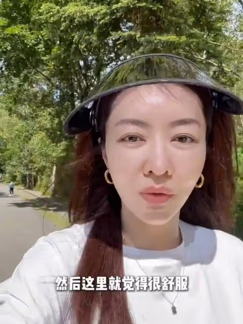 熊黛林陪老公回母校,6歲女兒愛看書被誇學霸