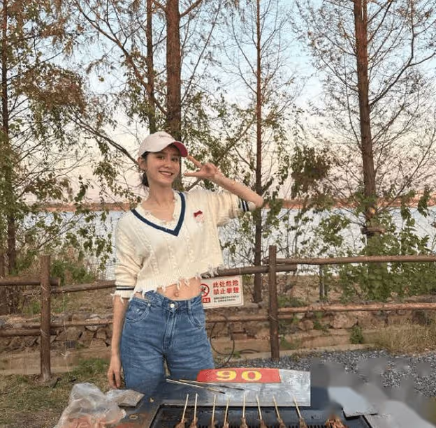張馨月身材依舊,盡顯馬甲線!林峯地板陪女兒,這畫面太甜蜜了!