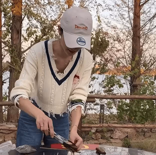 張馨月身材依舊,盡顯馬甲線!林峯地板陪女兒,這畫面太甜蜜了!