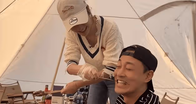 張馨月身材依舊,盡顯馬甲線!林峯地板陪女兒,這畫面太甜蜜了!