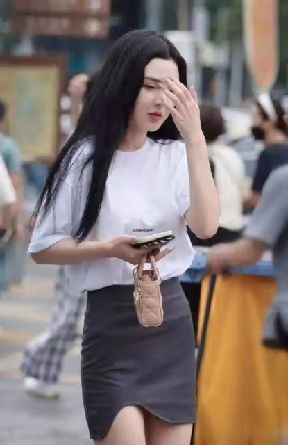時尚街頭焦點:白短袖搭短裙與高跟鞋,女生驚艷亮相