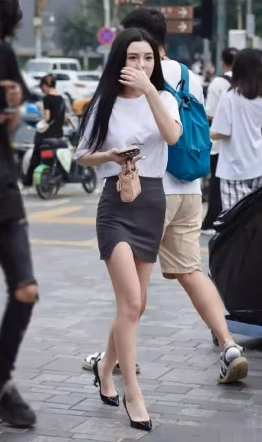 時尚街頭焦點:白短袖搭短裙與高跟鞋,女生驚艷亮相