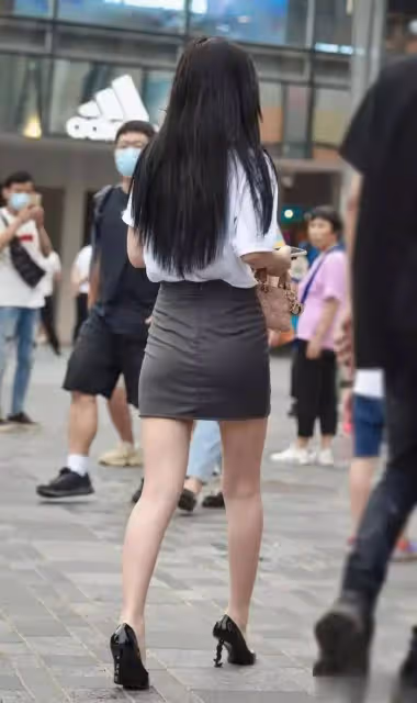 時尚街頭焦點:白短袖搭短裙與高跟鞋,女生驚艷亮相