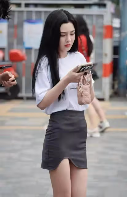 時尚街頭焦點:白短袖搭短裙與高跟鞋,女生驚艷亮相