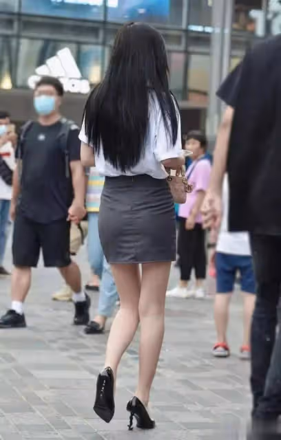 時尚街頭焦點:白短袖搭短裙與高跟鞋,女生驚艷亮相