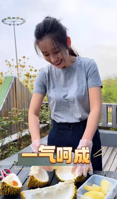 秦海璐出鏡扒榴槤,一口氣吃兩個太厲害,人到中年少女感越來越強