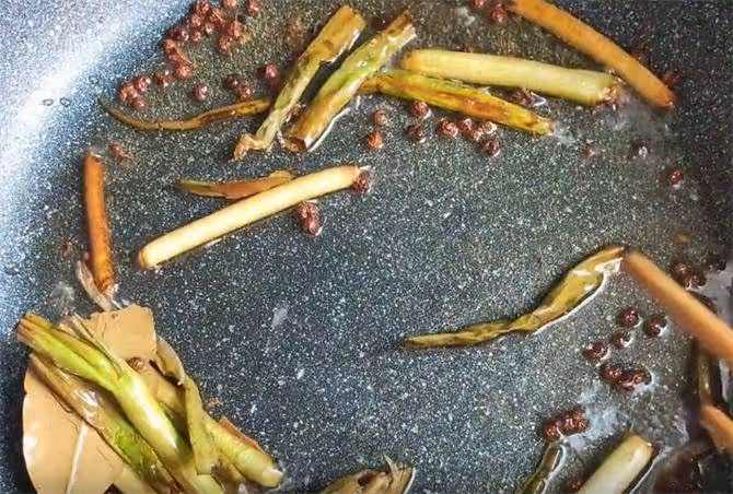 2碗麵粉,一塊南瓜,筷子一壓,手一捏,花捲這樣做一頓8個不夠吃