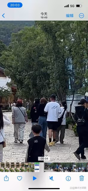 Angelababy麗江被偶遇，真人被質疑僅160cm，不斷鞠躬好卑微！
