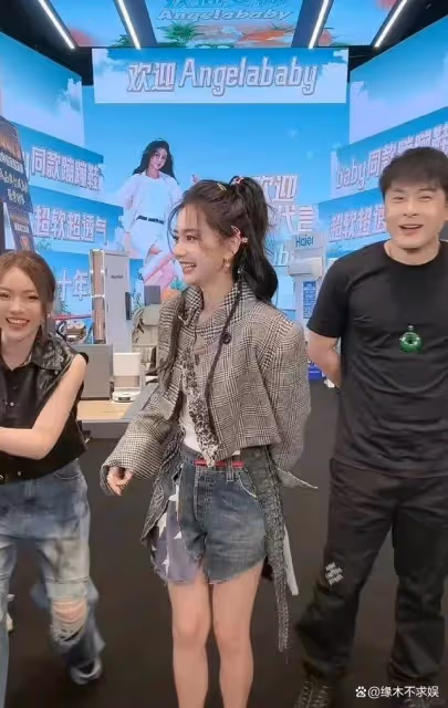 Angelababy麗江被偶遇，真人被質疑僅160cm，不斷鞠躬好卑微！