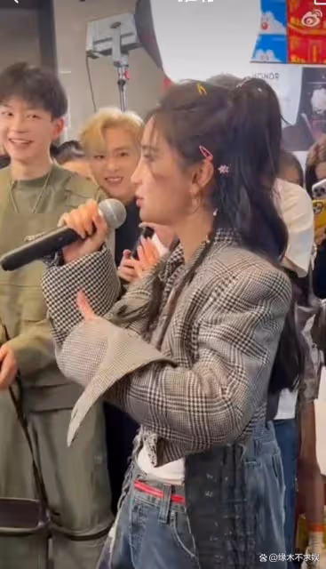 Angelababy麗江被偶遇，真人被質疑僅160cm，不斷鞠躬好卑微！