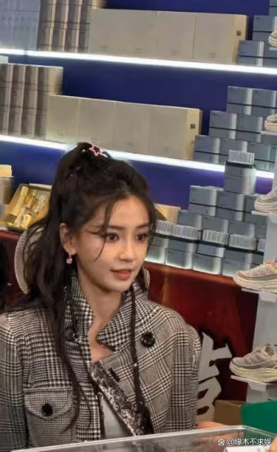 Angelababy麗江被偶遇,真人被質疑僅160cm,不斷鞠躬好卑微!