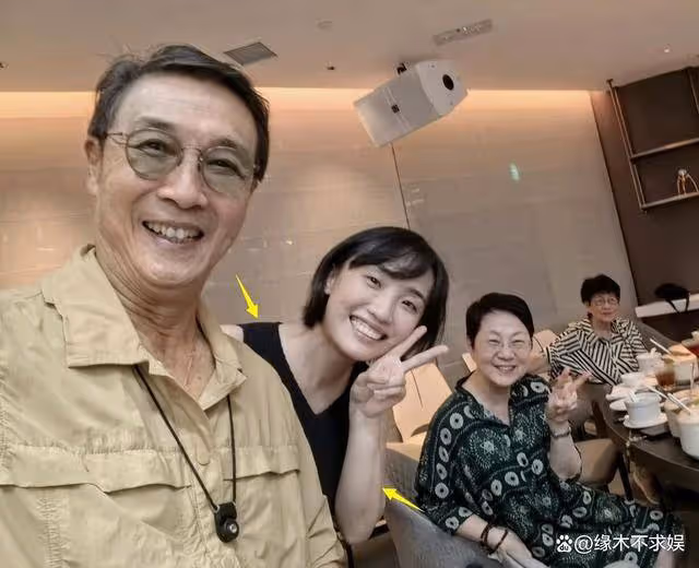 胡歌夫婦最新合影曝光，暴露黃曦寧身材短板，劉松仁已刪除合影！