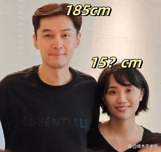 胡歌夫婦最新合影曝光，暴露黃曦寧身材短板，劉松仁已刪除合影！