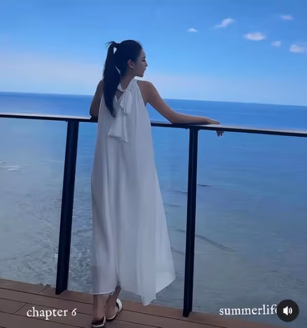 小梅曬度假美照,汪小菲負責拍攝,穿白紗長裙大S會羨慕嗎?