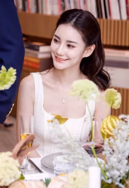 小梅曬度假美照,汪小菲負責拍攝,穿白紗長裙大S會羨慕嗎?