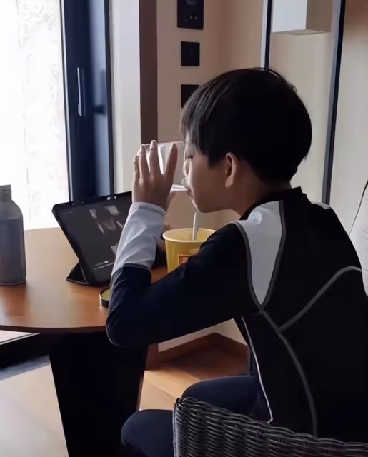 大S兒子親吻張蘭,2孩子一直玩電腦,奶奶說話也不搭理