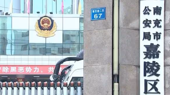 2019年男子報警稱被警察打，警方鎖定監控發現貓膩，牽出賭桌風雲