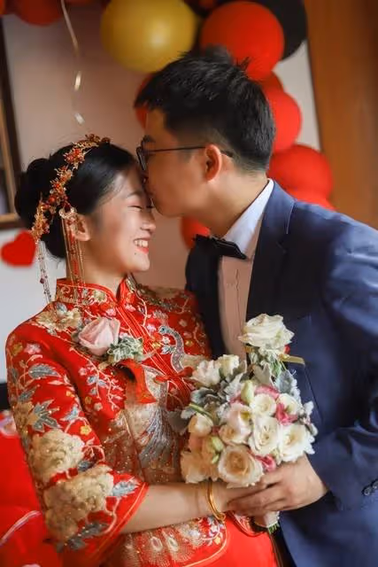 母親走後，父親娶了繼母，她一直待我如親生，結婚時「大方給200萬現金」當嫁妝。前陣子「她重病住院」我才打算動那筆錢，一看「ATM畫面」慌忙打給老公：怎麼會這樣