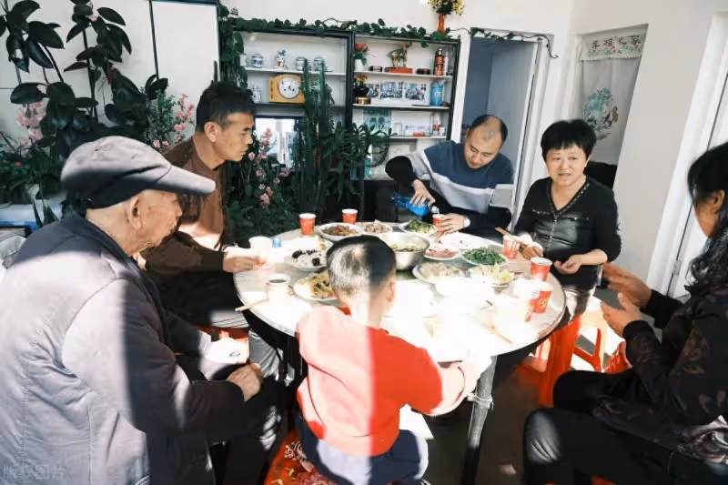 經常買禮物回娘家！以為是孝敬爸媽「沒想到全進弟媳的口袋」，被她拿回娘家借花獻佛， 我不想讓她再佔便宜，這次假期「我空手回家」媽媽突然把我叫進廚房…
